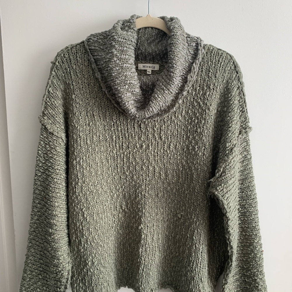 Light green turtle neck sweater - Picture 3 of 3